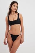 NA-KD Swimwear Bikinitrosa med tunt band - Black