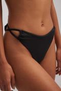 NA-KD Swimwear Bikinitrosor med hög midja och kryssdetalj - Black