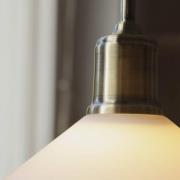 Markslöjd Hänglampa Vela, vit/gammelmässing, glas/järn Ø 25 cm plugg