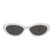 Prada Solglasögon med oregelbunden form, vit ram och mörkgråa linser W...