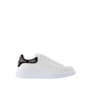 Alexander McQueen Oversize sneakers i svart och vitt läder Multicolor,...