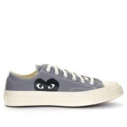 Comme des Garçons Play Grå Canvas Låg Topp Sneaker med Svart Hjärta Gr...