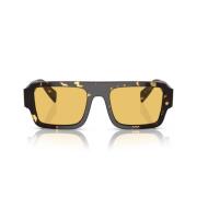 Prada Snygga solglasögon med fasetterat design Black, Unisex