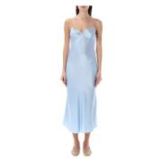 The Garment Dresses Blue, Dam