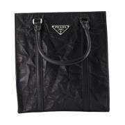 Prada Handväska med justerbar rem och metalllogo Black, Dam