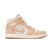 Nike Lyxig Stone-Washed Suede Sneaker Beige, Dam