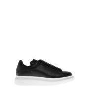 Alexander McQueen Svarta Lädersneakers med Logoflik Black, Dam