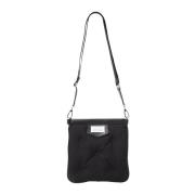 Maison Margiela Sportig Flat Crossbody Väska med Logo Patch Black, Her...