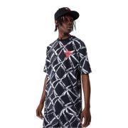 New Era Svart Bulls All Over Print Tee Black, Herr