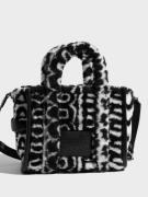 Marc Jacobs - Handväskor - Black/Ivory - Monogram Teddy Tote Bag - Väs...
