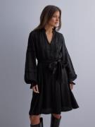 Neo Noir - Långärmade klänningar - Black - Ditte Satin Dress - Klännin...