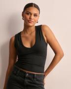 Nelly - Svart - V Neck Tank Top