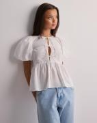 Nelly - Vit - Bow Puff Sleeve Blouse