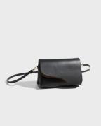 ATP ATELIER - Svart - Scarlino Nappa Pouch Bag