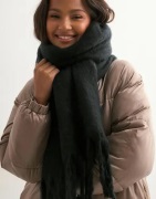 Nelly - Svart - Chunky Fuzzy Scarf