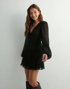 Nelly - Svart - Glitter Flounce Dress