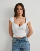 Nelly - Vit - Sweetheart Cap Sleeve Top