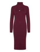 Tjw Mockneck Badge Sweater Dress Knälång Klänning Burgundy Tommy Jeans